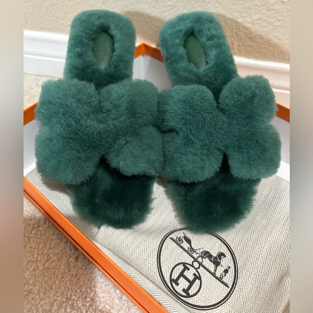 SOLD!! New Hermes Green Shearling Oran Sandals. Size 37. Full set.